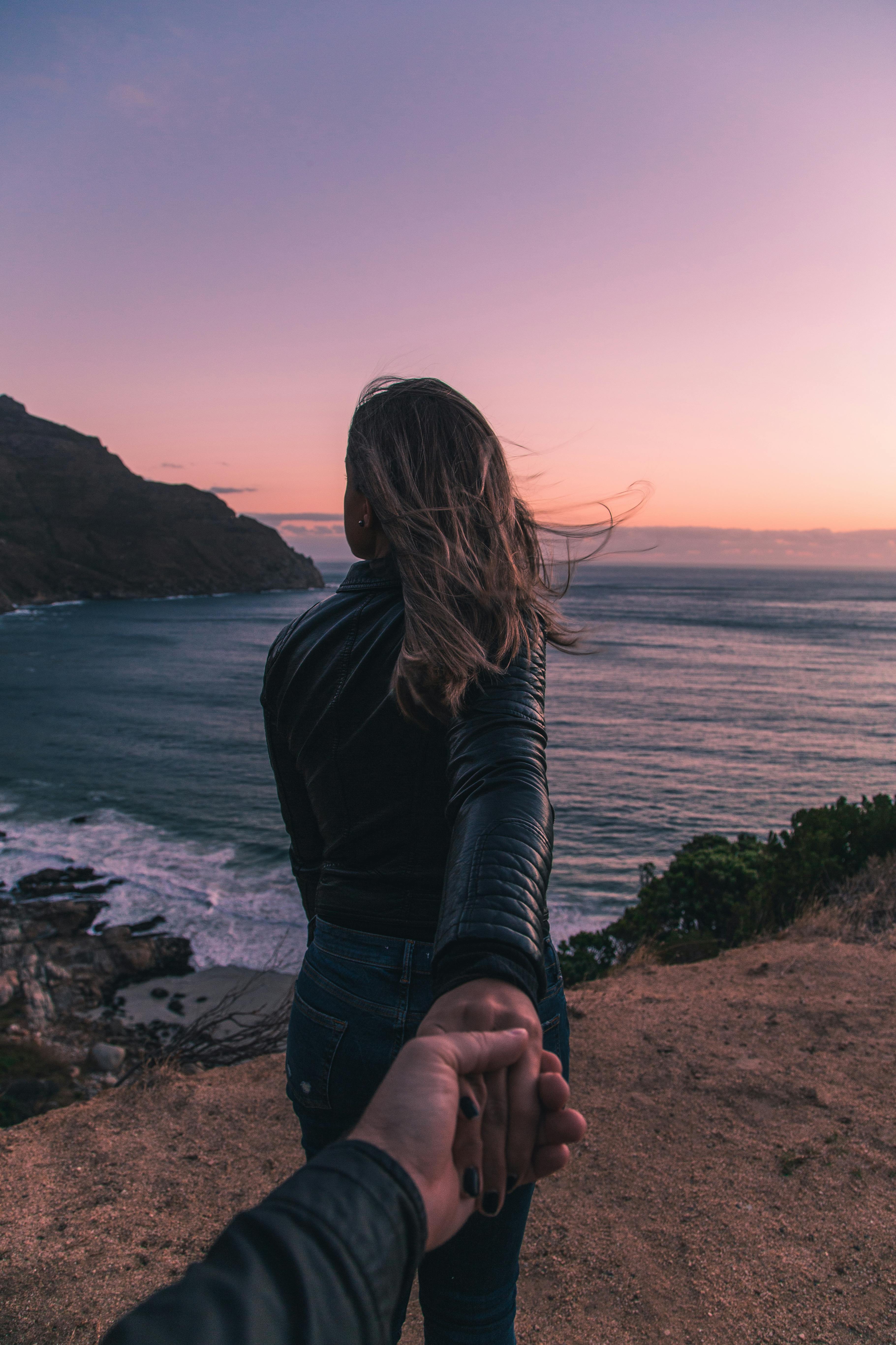 Couple Holding Hands at Coastal Sunset — Beauty