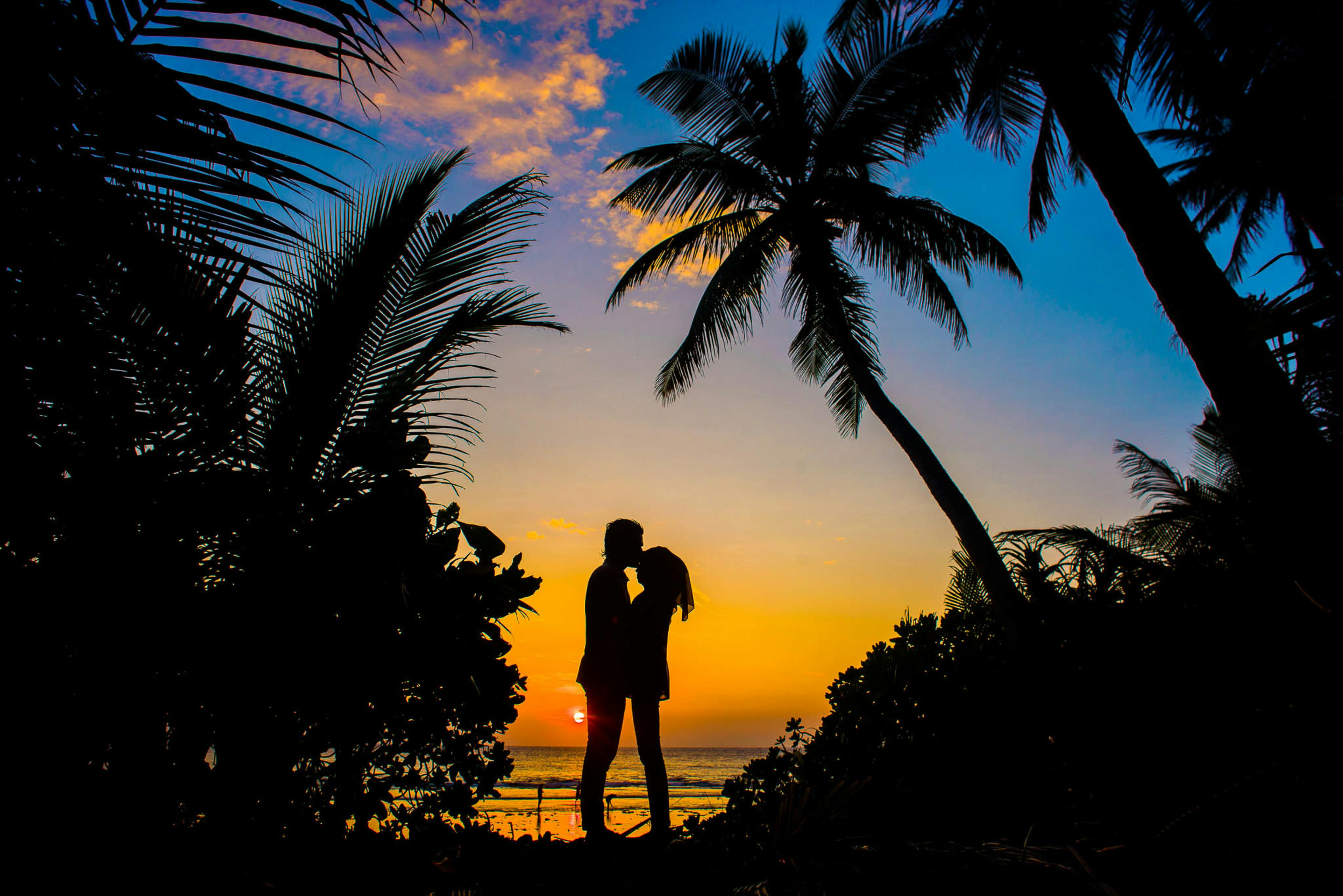 Couple Silhouette at Tropical Beach Sunset — Backgrounds