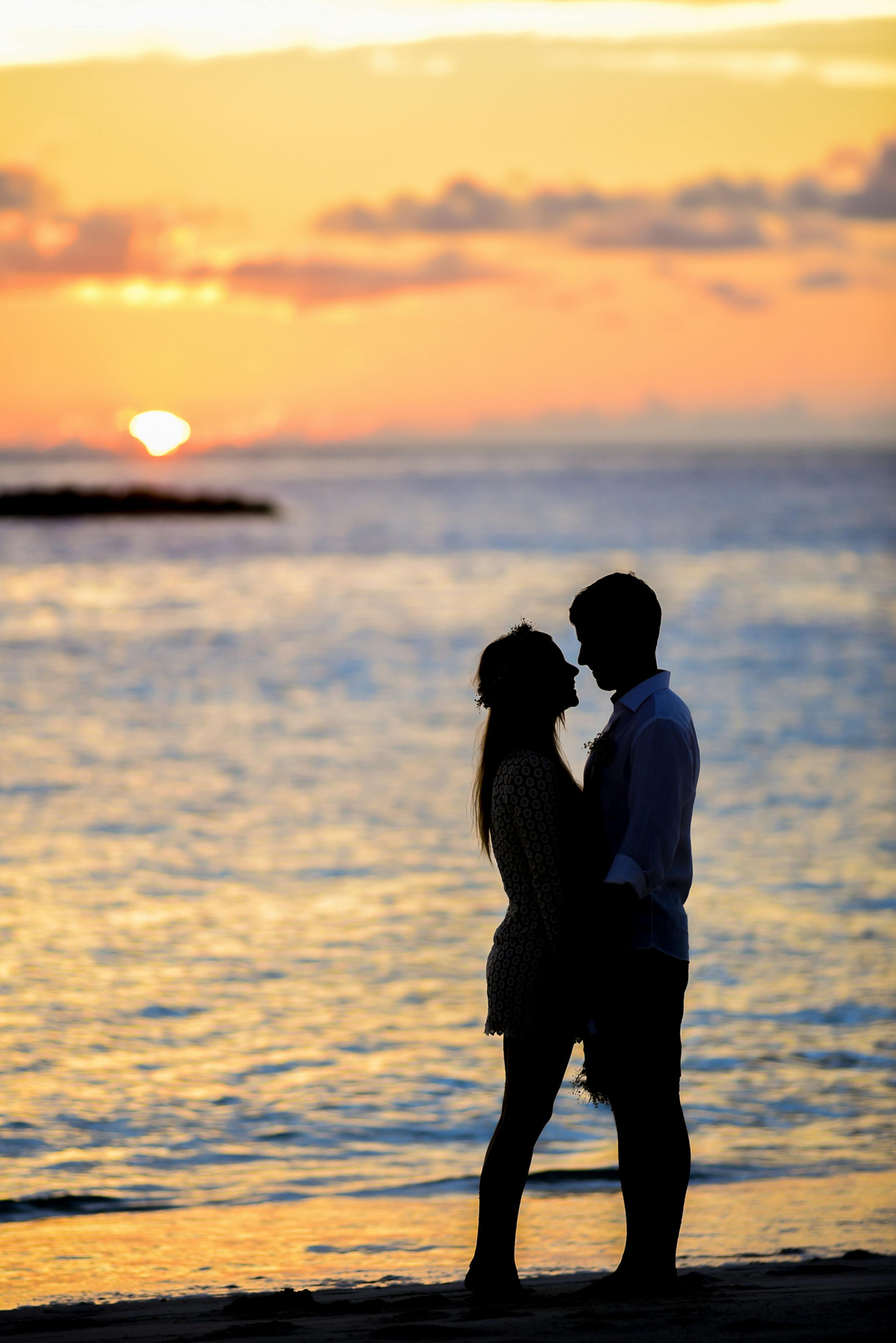 Couple Silhouette at Beach Sunset — Beauty