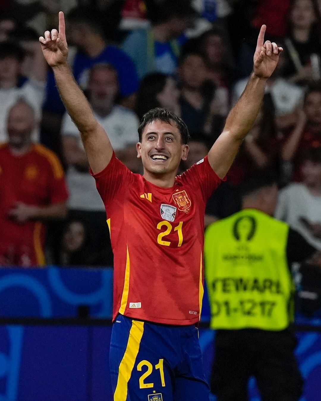 Spanish Footballer Number 21 Celebrating — Sports