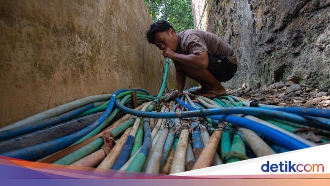 Debit Mata Air Surut, Warga Bantul Sedot Selang Demi Air Bersih