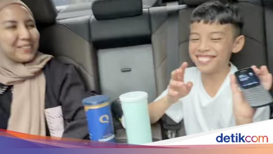 Alasan Tya Ariestya Hanya Beri HP Jadul Tanpa Internet ke Anak