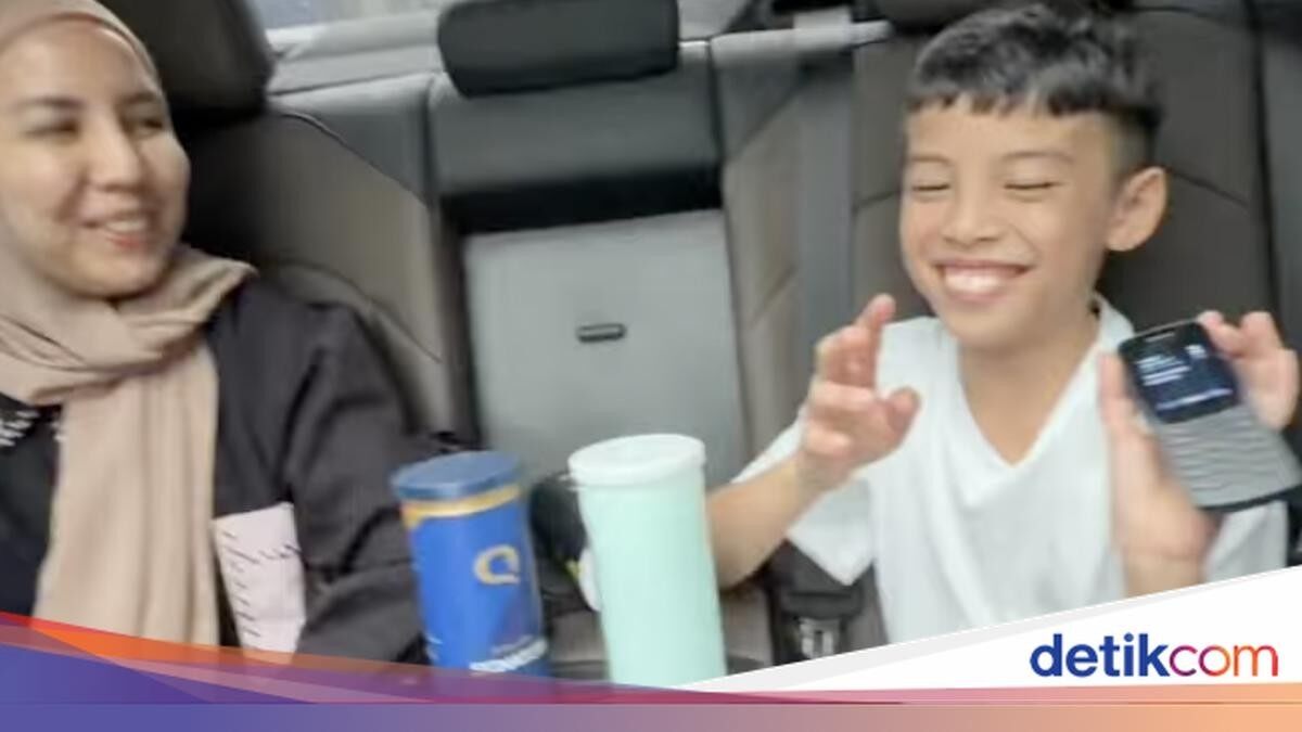 Alasan Tya Ariestya Hanya Beri HP Jadul Tanpa Internet ke Anak
