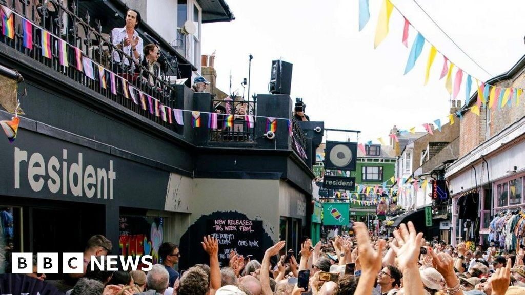 Nick Cave surprises fans with show on roof of Brighton record shop