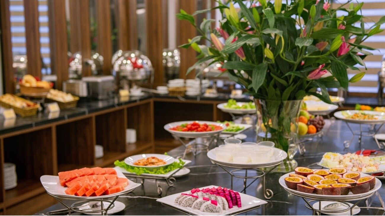 Man Jokes About ‘Recovering Room Rent’ At Hotel’s Complimentary Breakfast; Internet Says: ‘Absolutely Relatable’