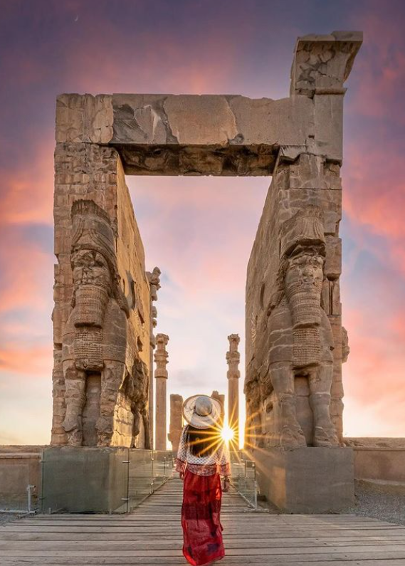 Tourist at Persepolis Ancient Gate — Beauty