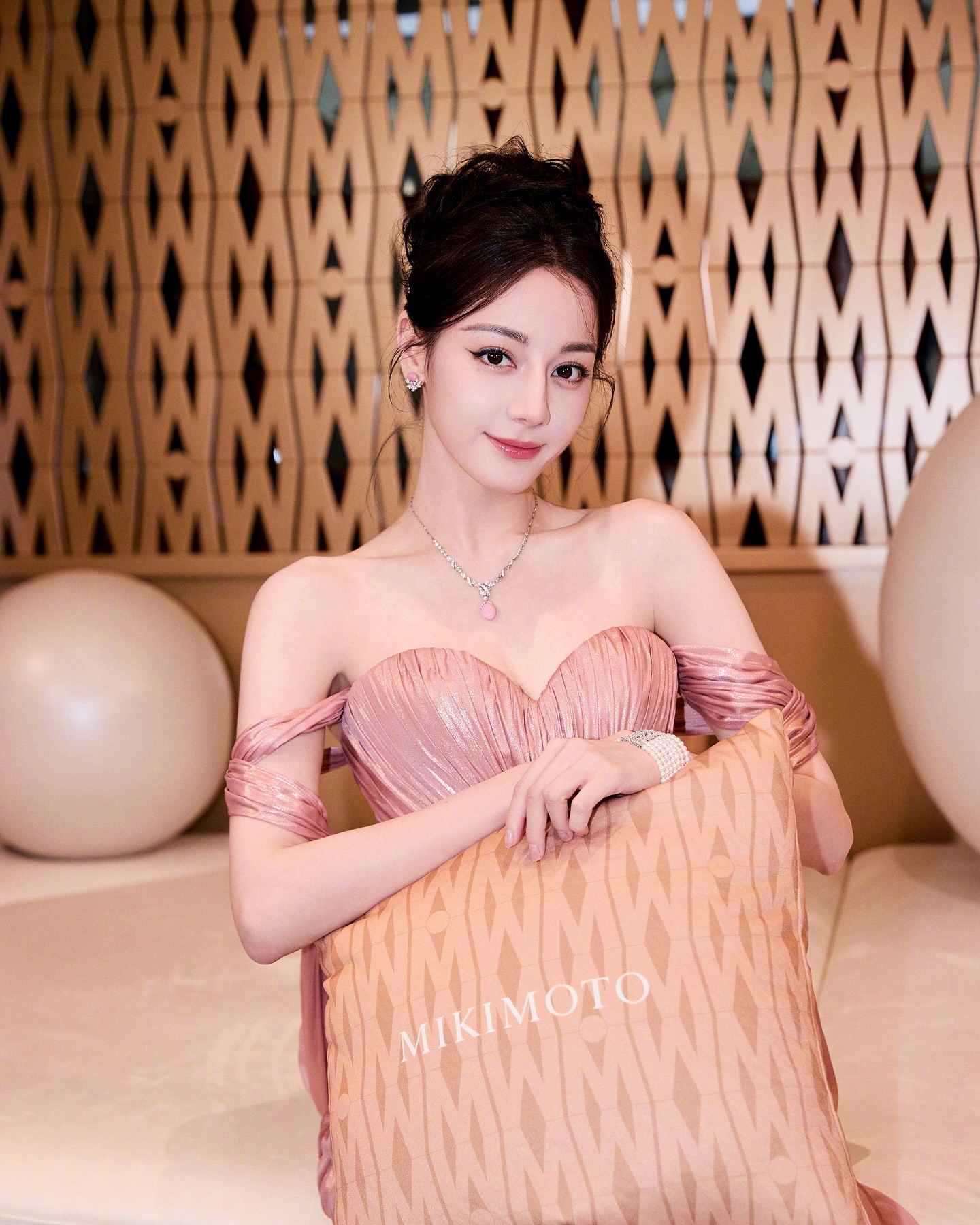 Image 10495 — Beauty